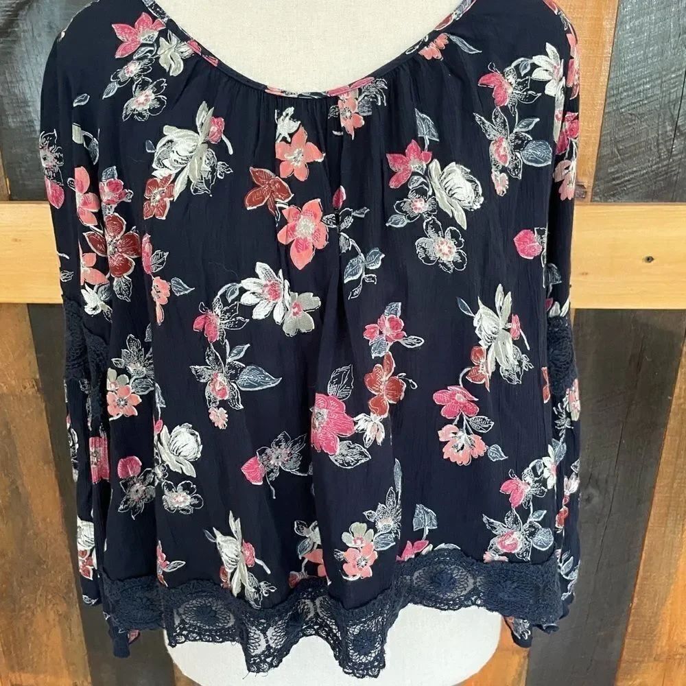 NWT Hollister floral loose fit boho top with long bell sleeves and lace trim